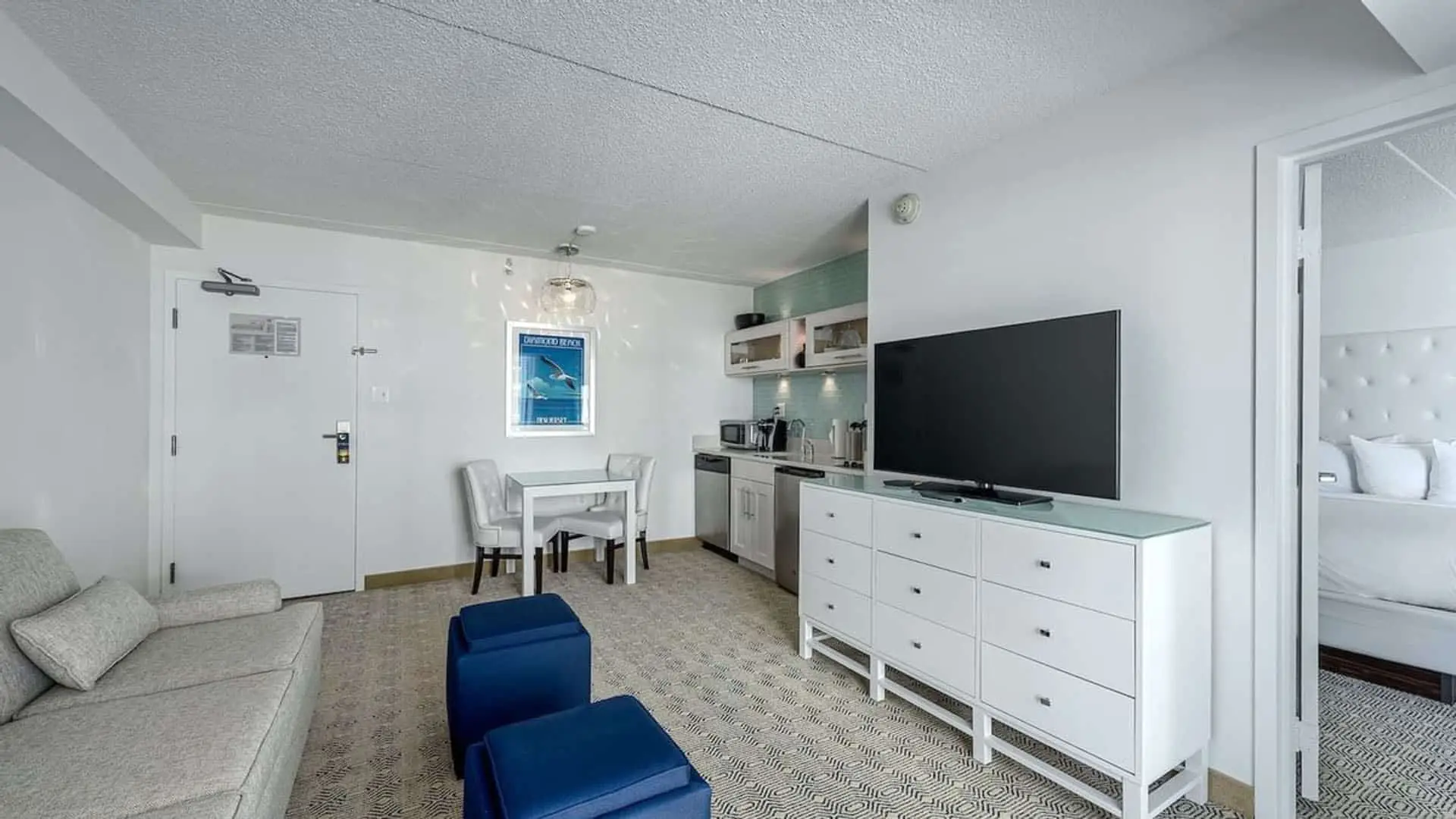 Classic king suite living room area with flatscreen TV