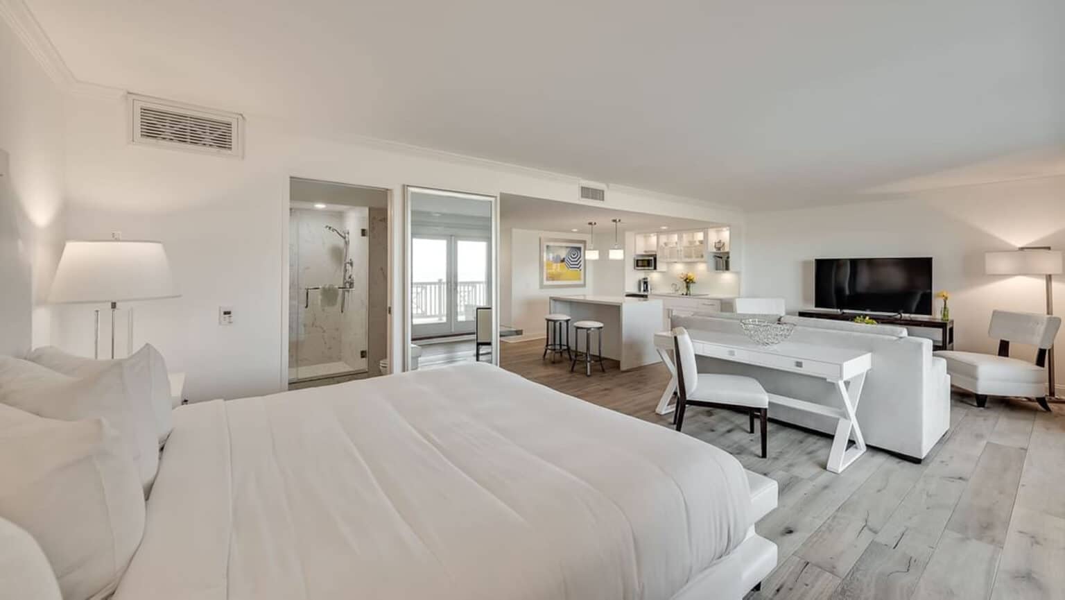 ICONA Avalon king studio bed