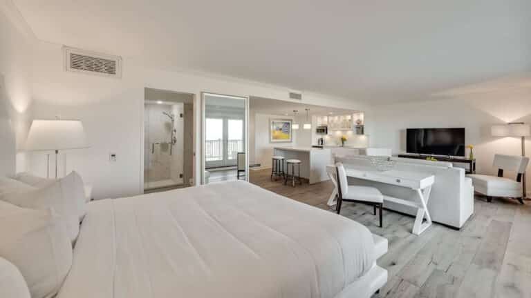 ICONA Avalon king studio bed