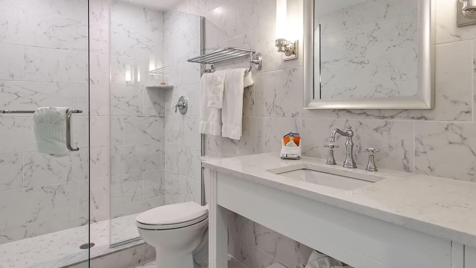 Premium queen studio hotel room bathroom