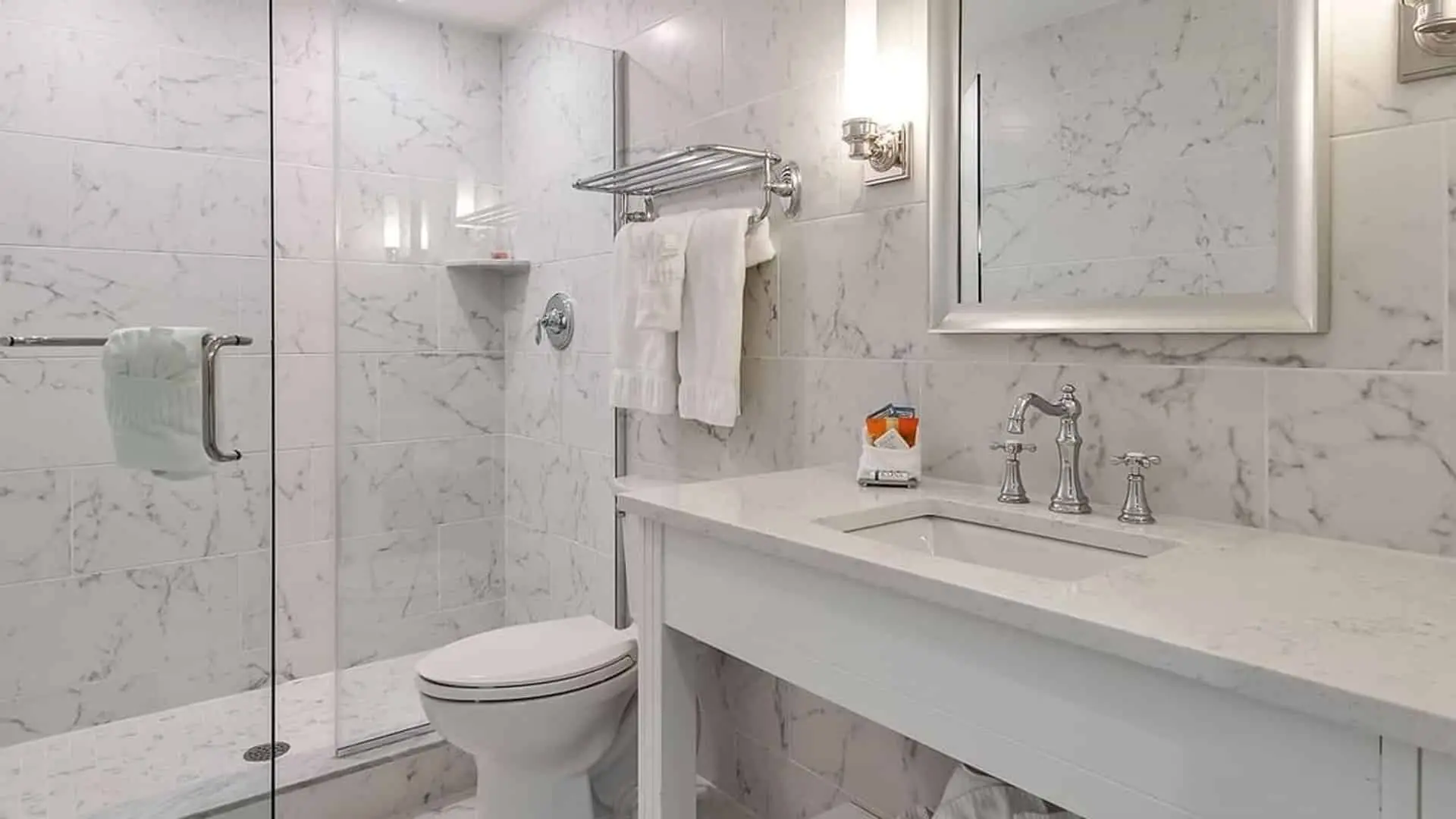 Premium queen studio hotel room bathroom