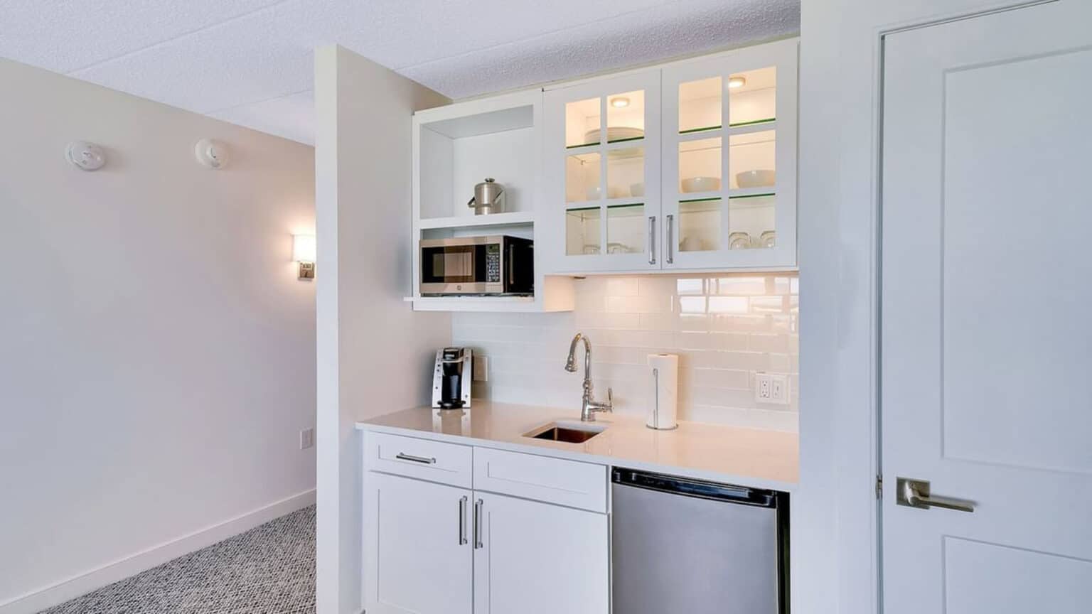 ICONA Windrift oceanfront two bedroom suite kitchenette