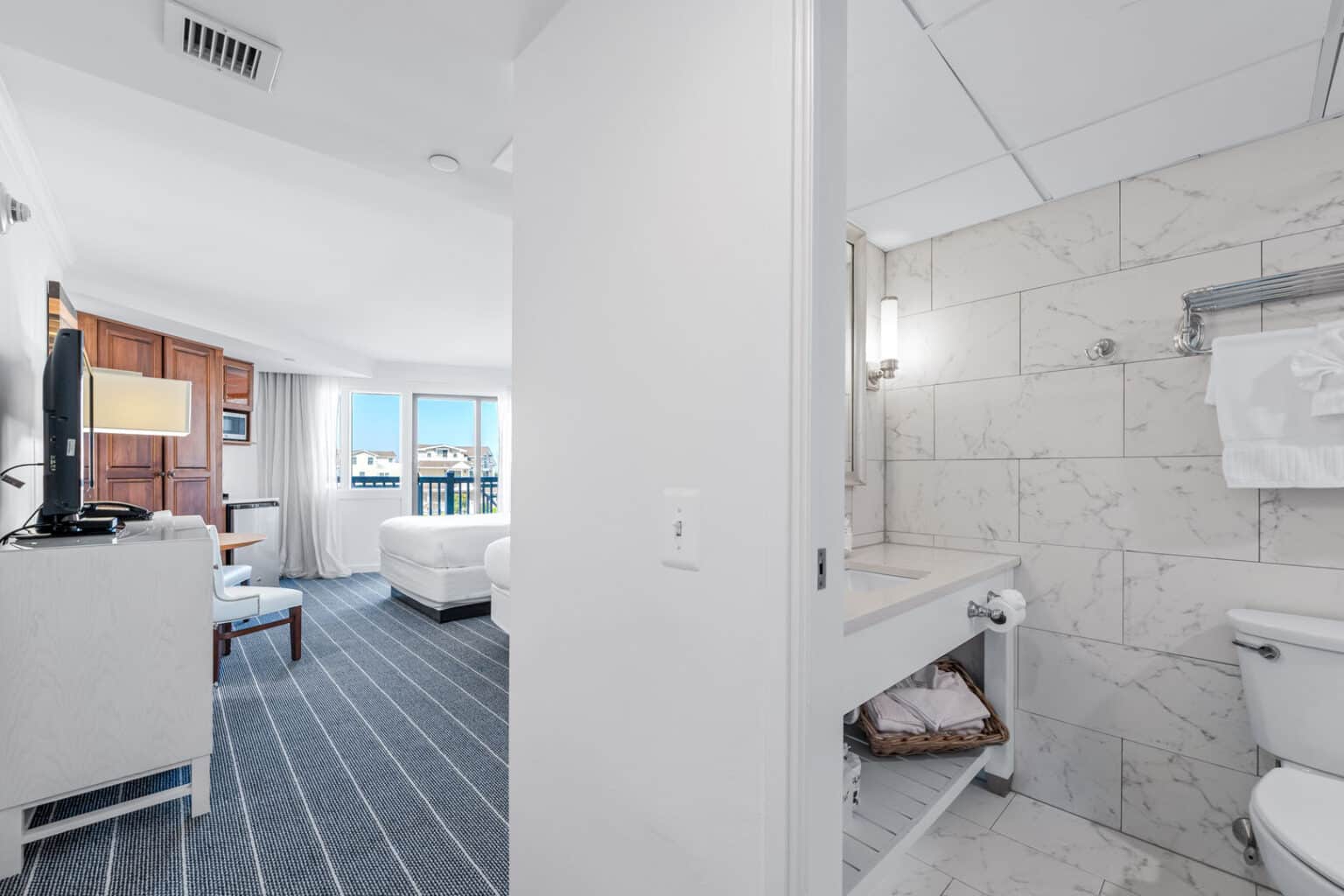 Classic queen hotel room entrance and bathroom