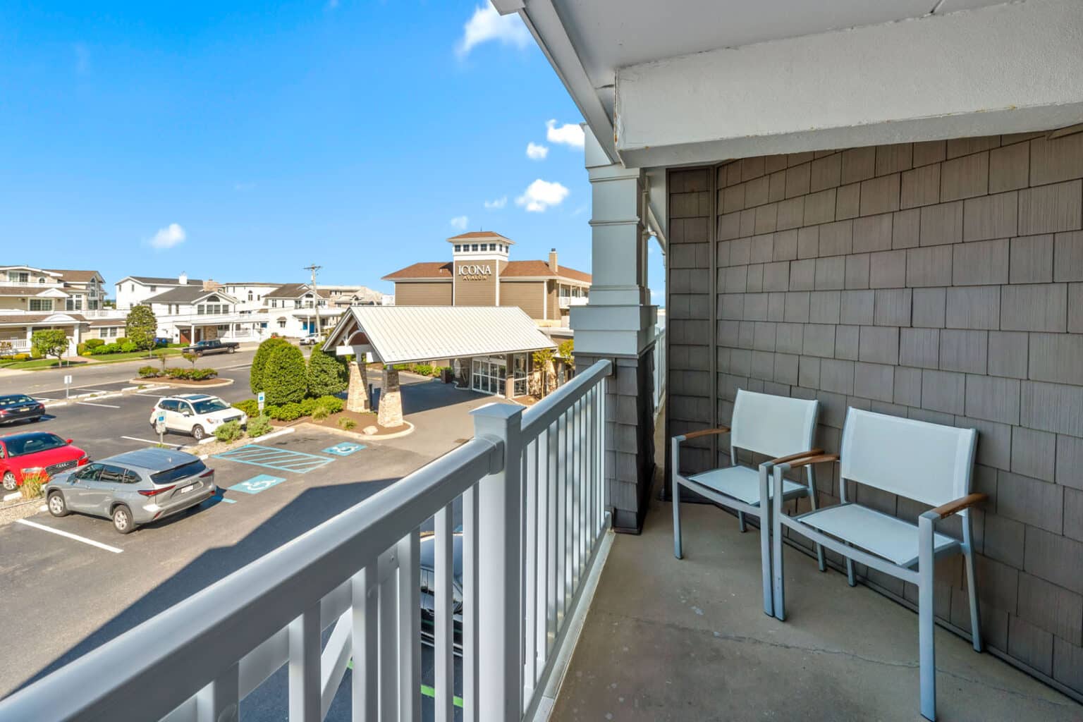 Classic queen hotel room balcony view