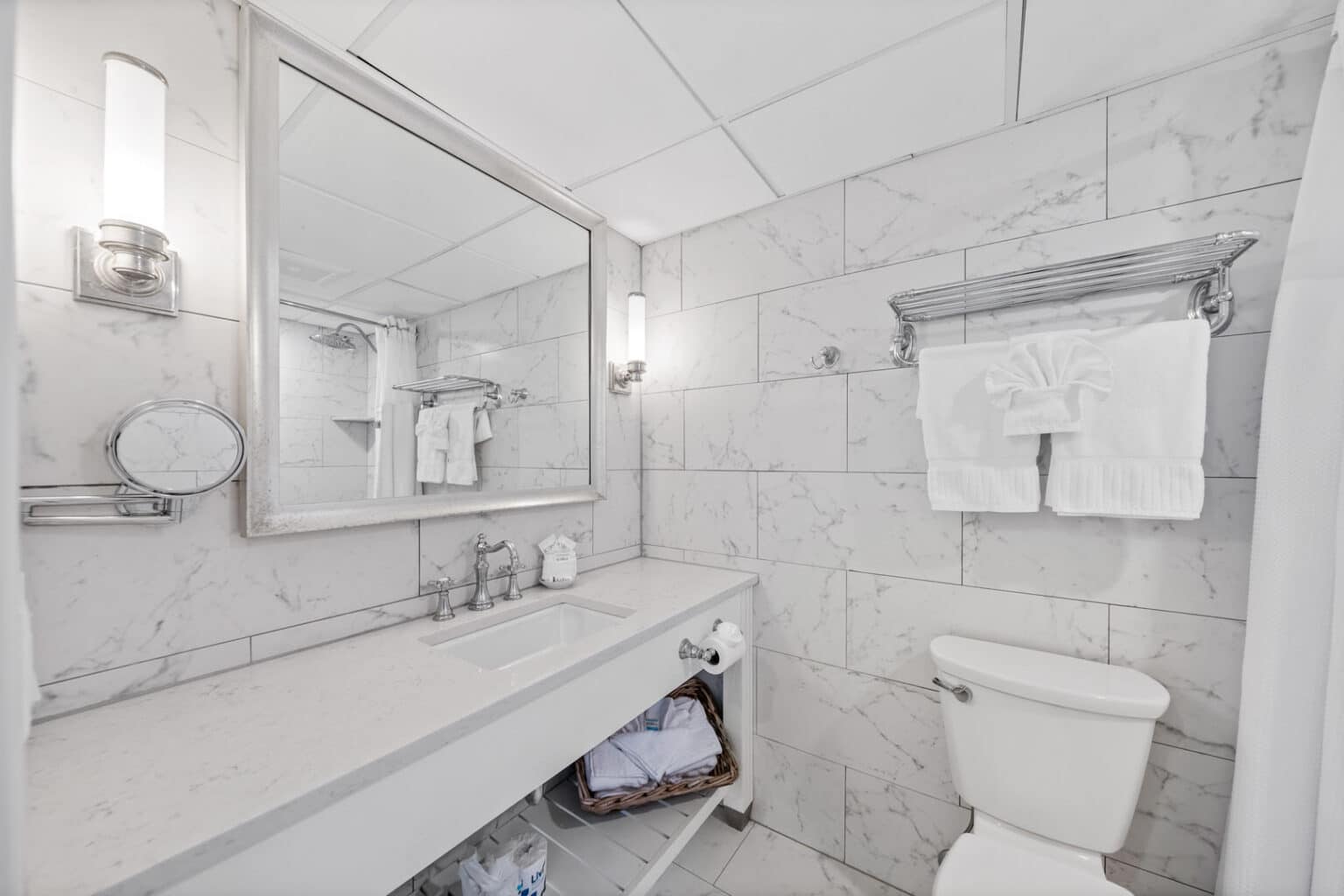 Classic queen hotel room bathroom