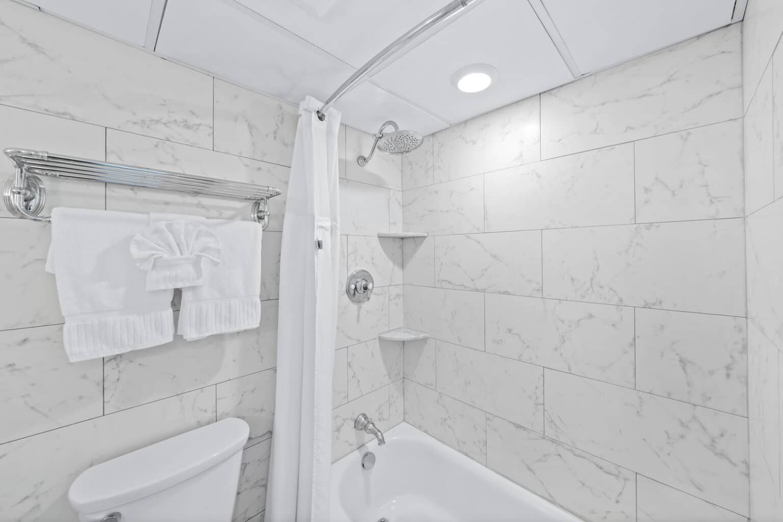 Classic queen hotel room shower