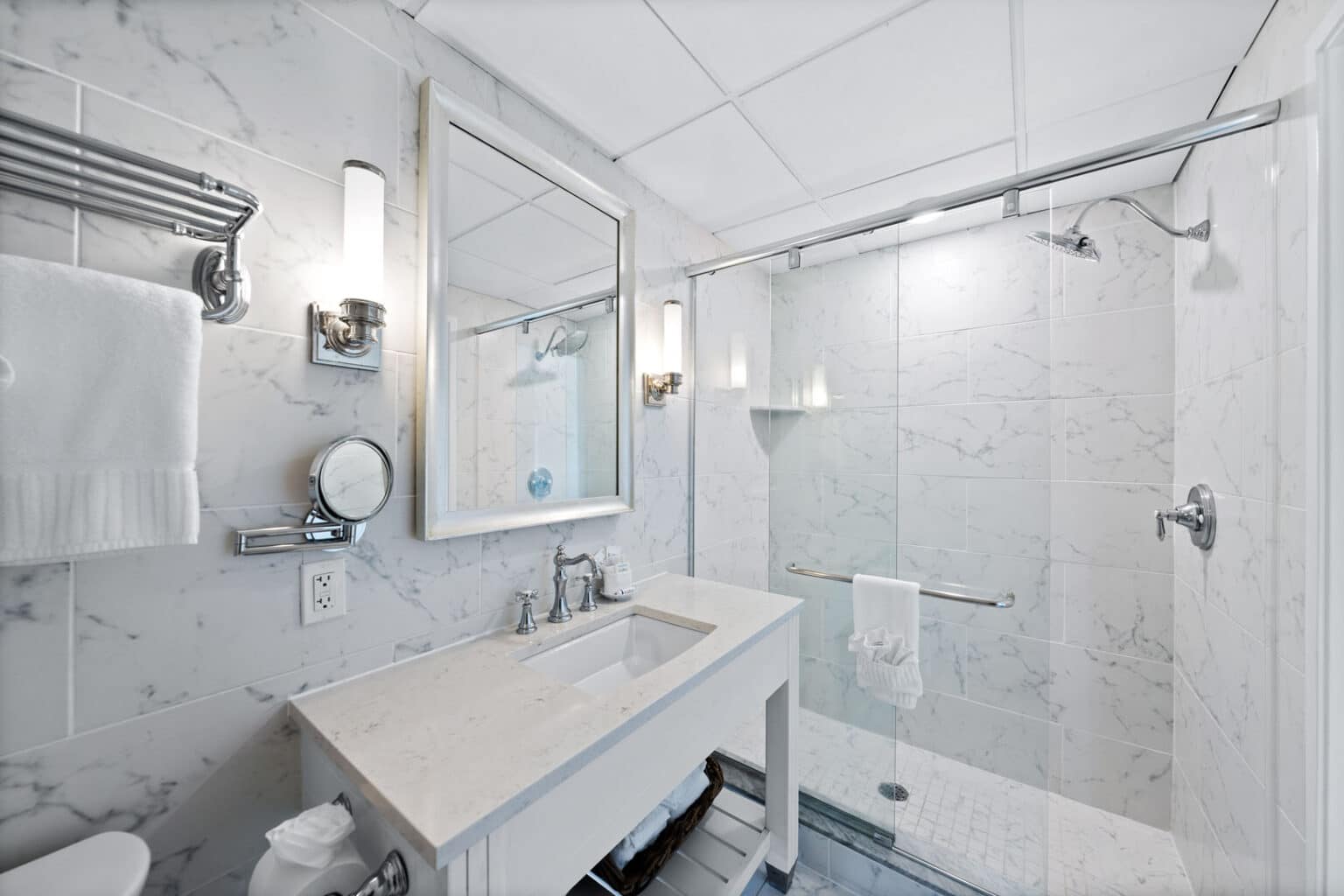 Classic king hotel room bathroom