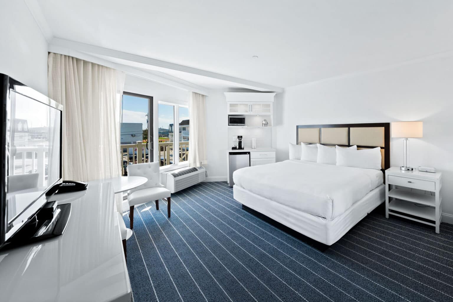 Classic king hotel room at ICONA Avalon