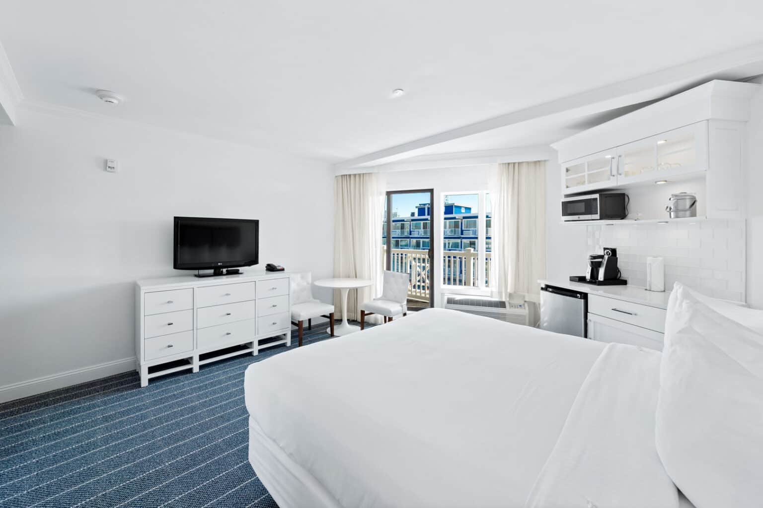 Classic king hotel room bed and tv