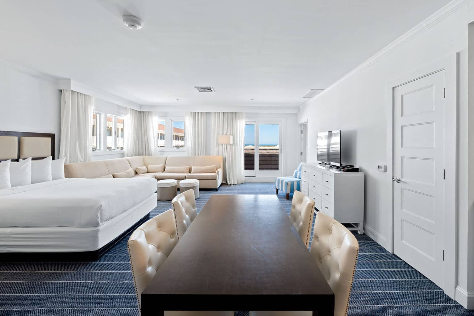 Premium family suite dining area