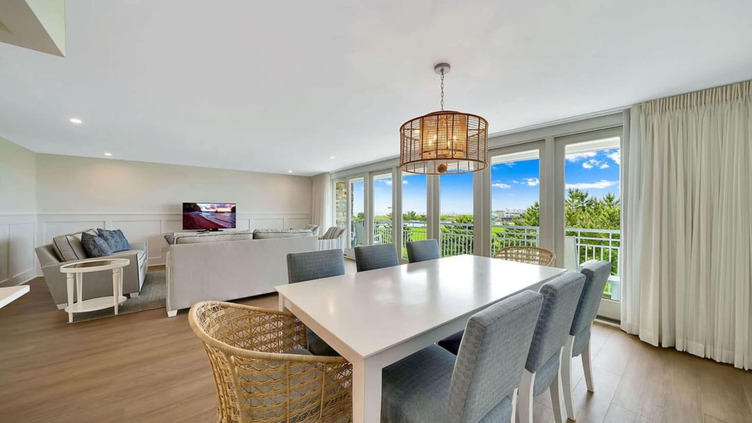 ICONA Windrift 4-bedroom condo dining area