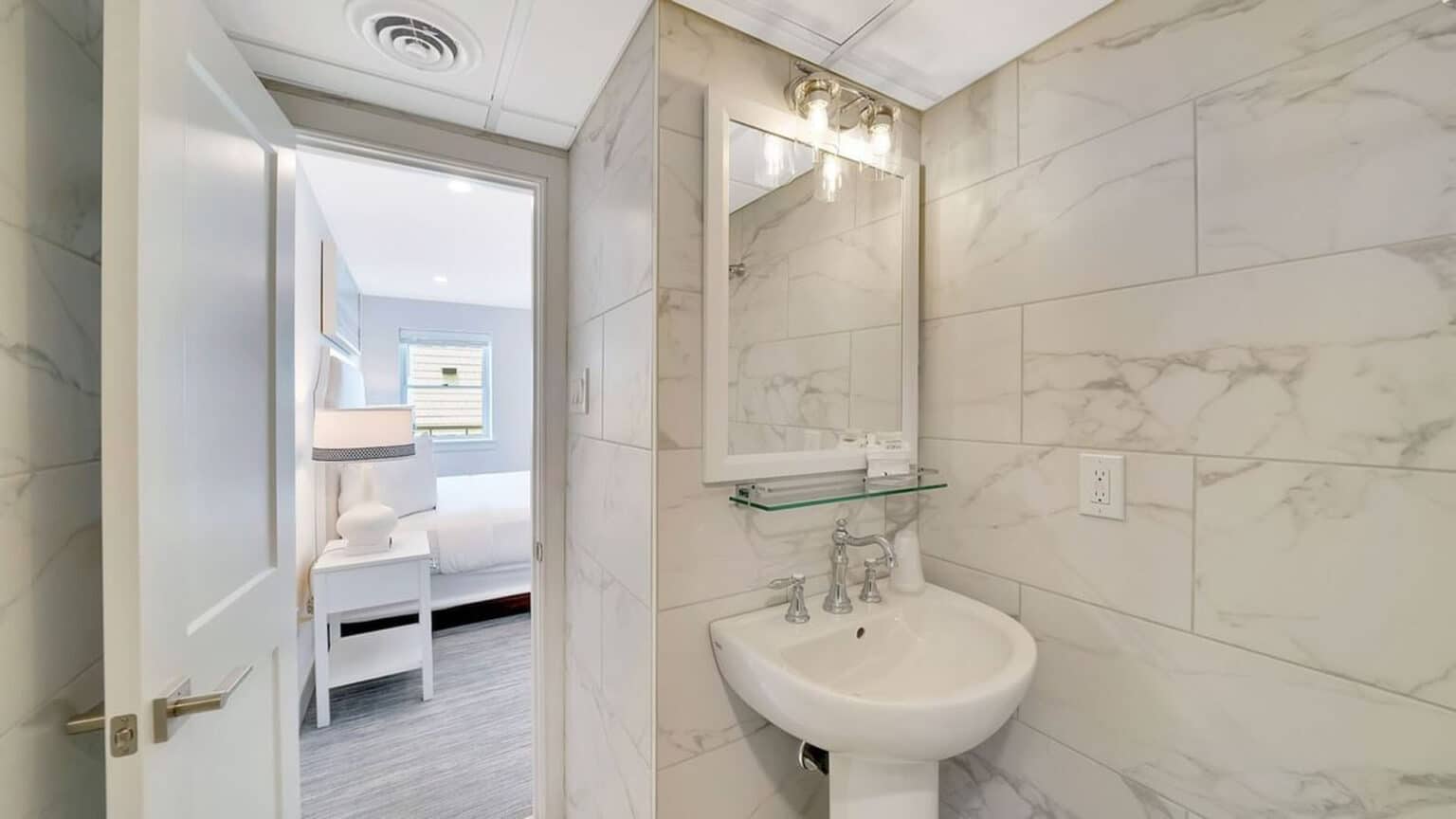 ICONA Windrift 3-bedroom hotel bathroom