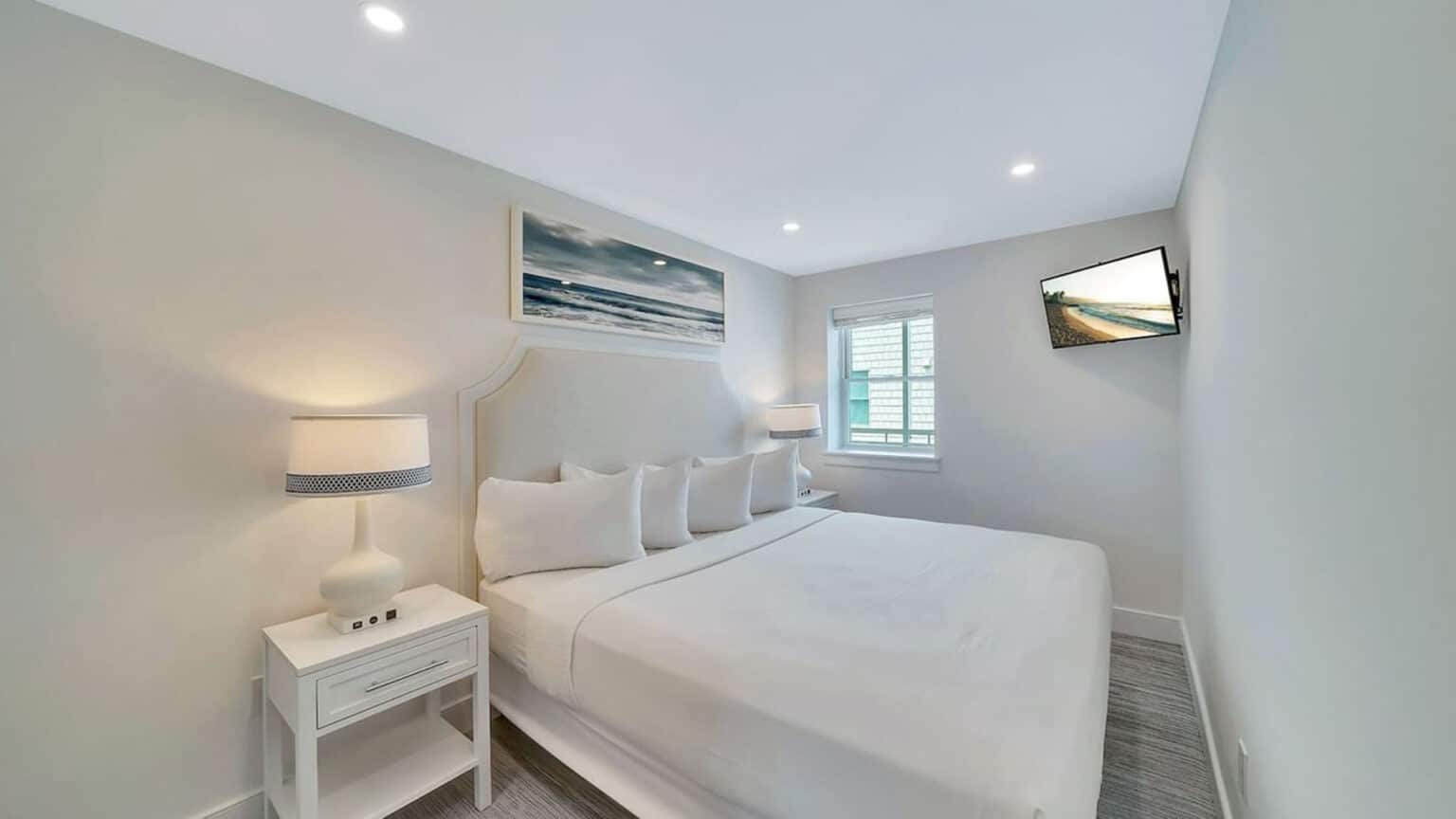 ICONA Windrift 3-bedroom hotel bedroom