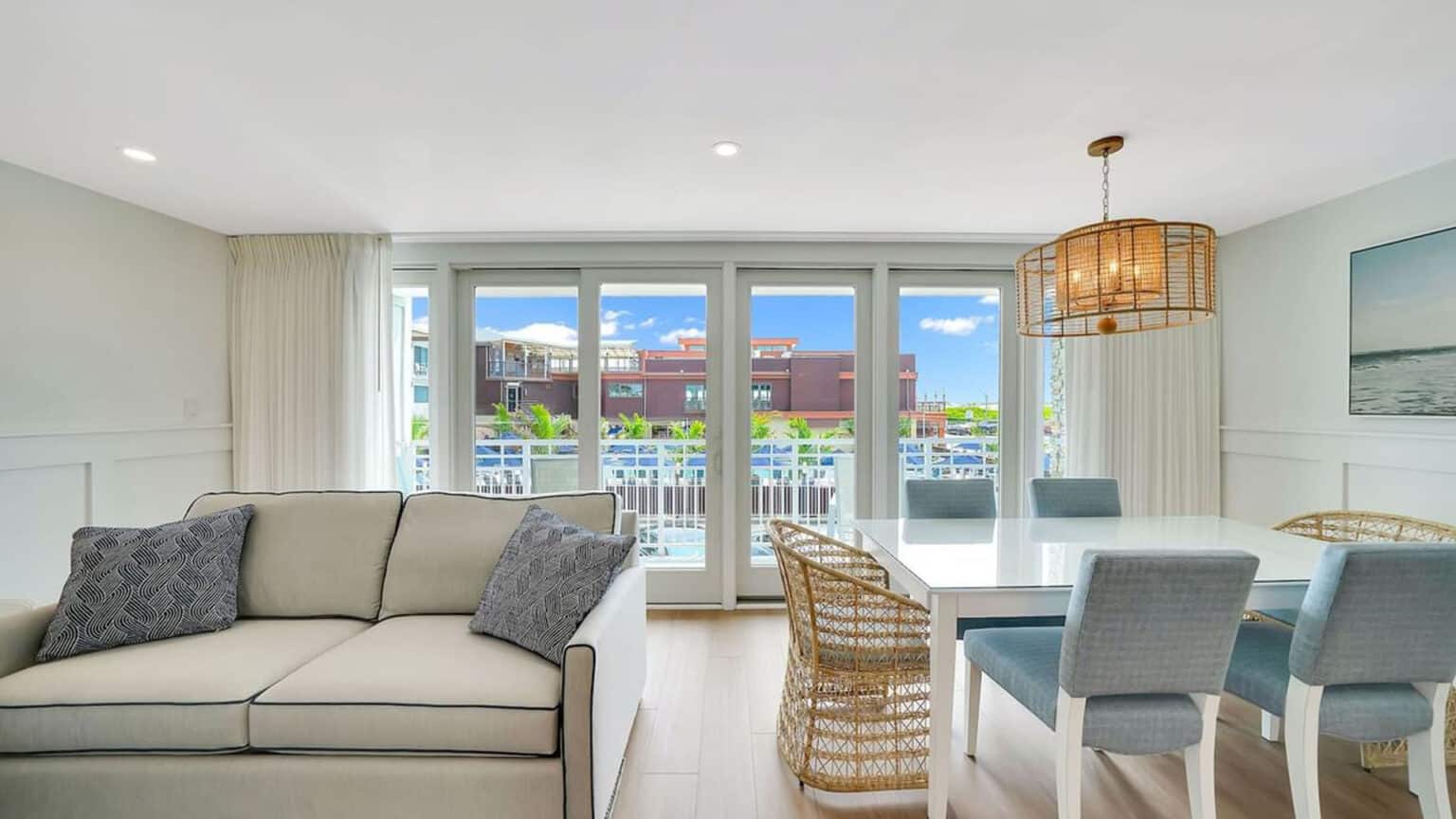 ICONA Windrift 3-bedroom hotel living room