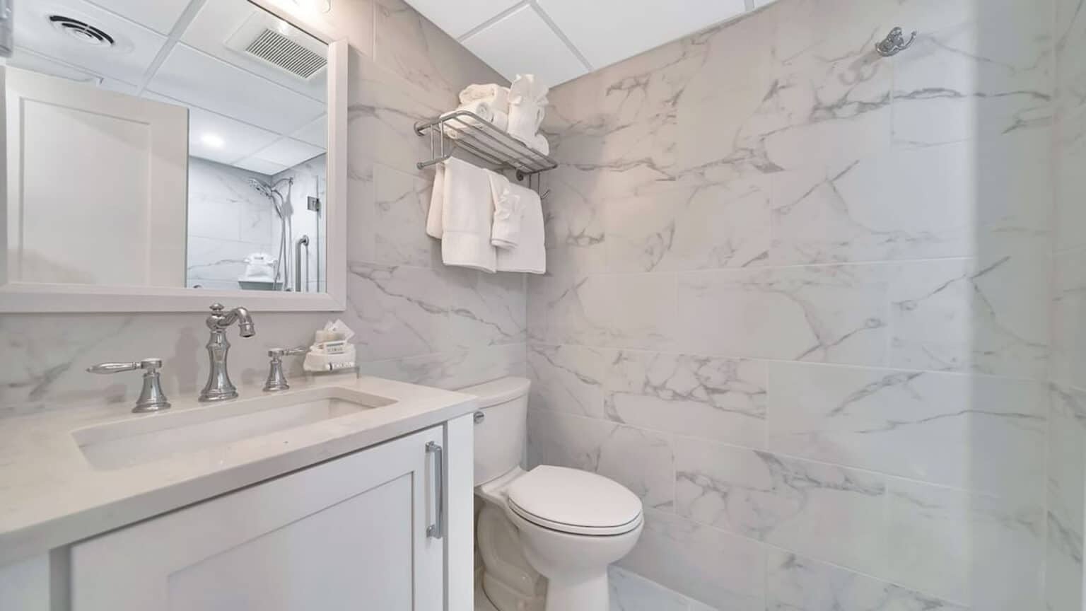 ICONA Windrift 3-bedroom hotel bathroom