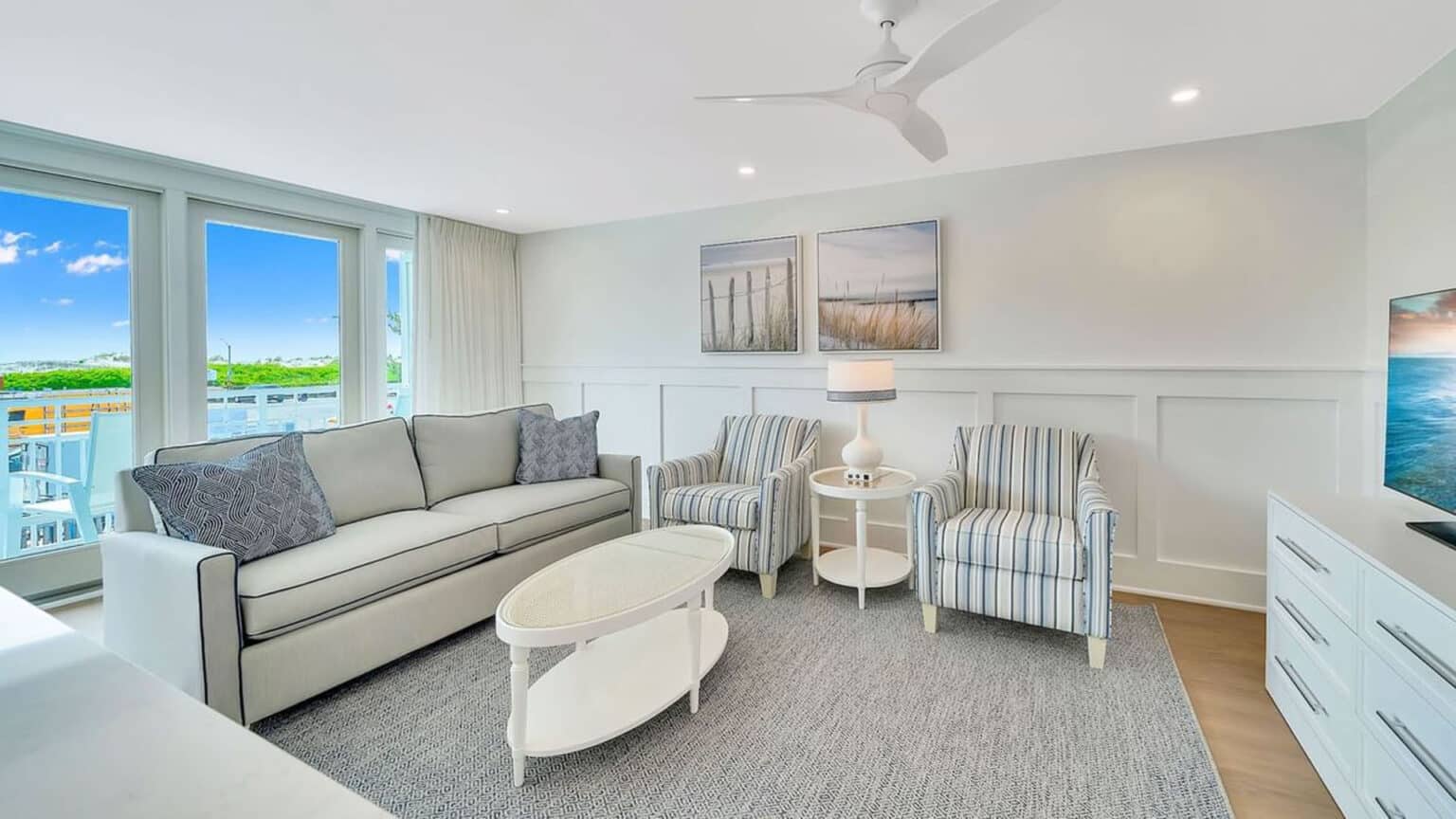 ICONA Windrift 3-bedroom hotel living area