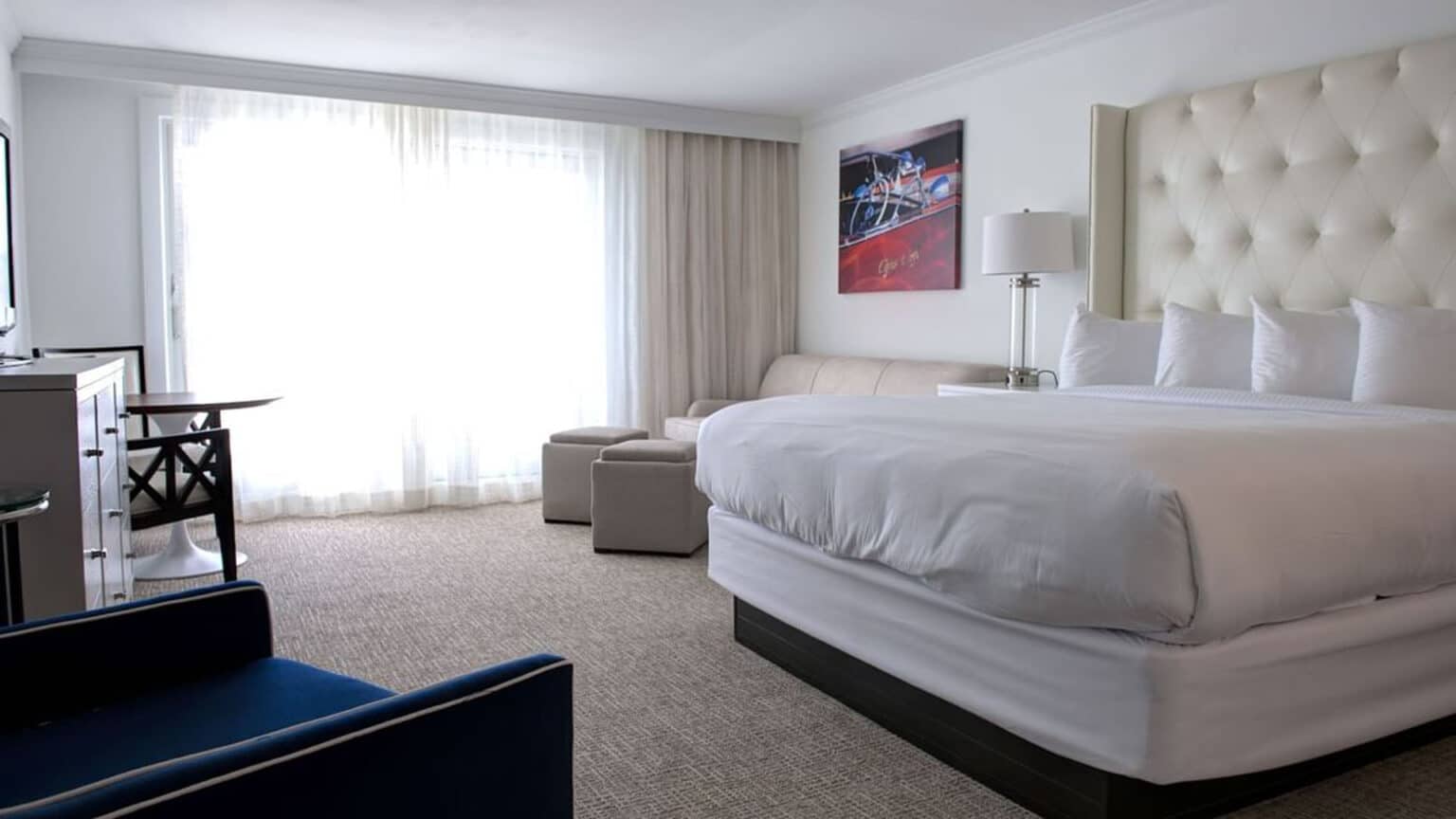 Premium Poolside king studio hotel room in Avalon