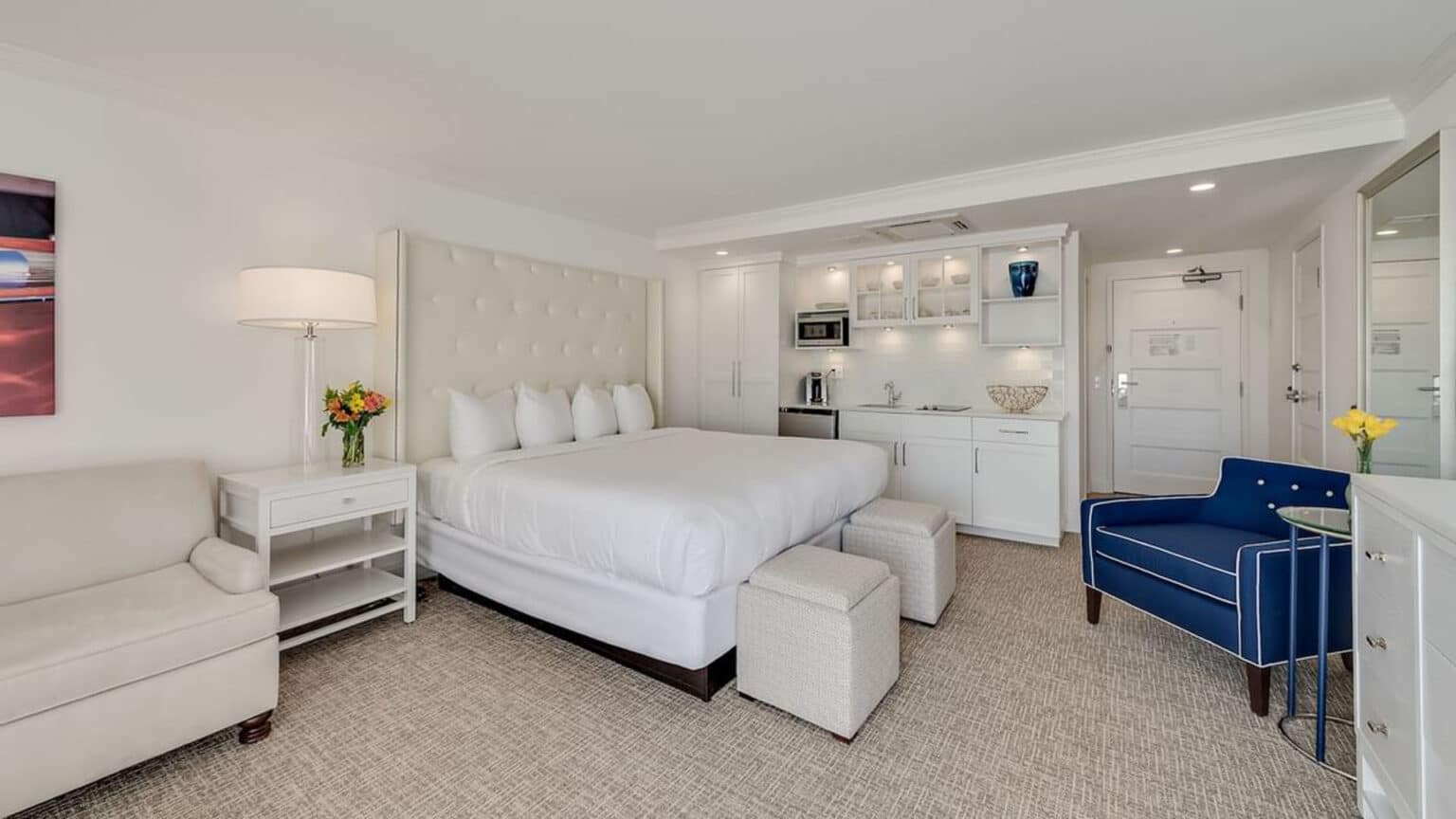 Premium Poolside king studio hotel room in Avalon