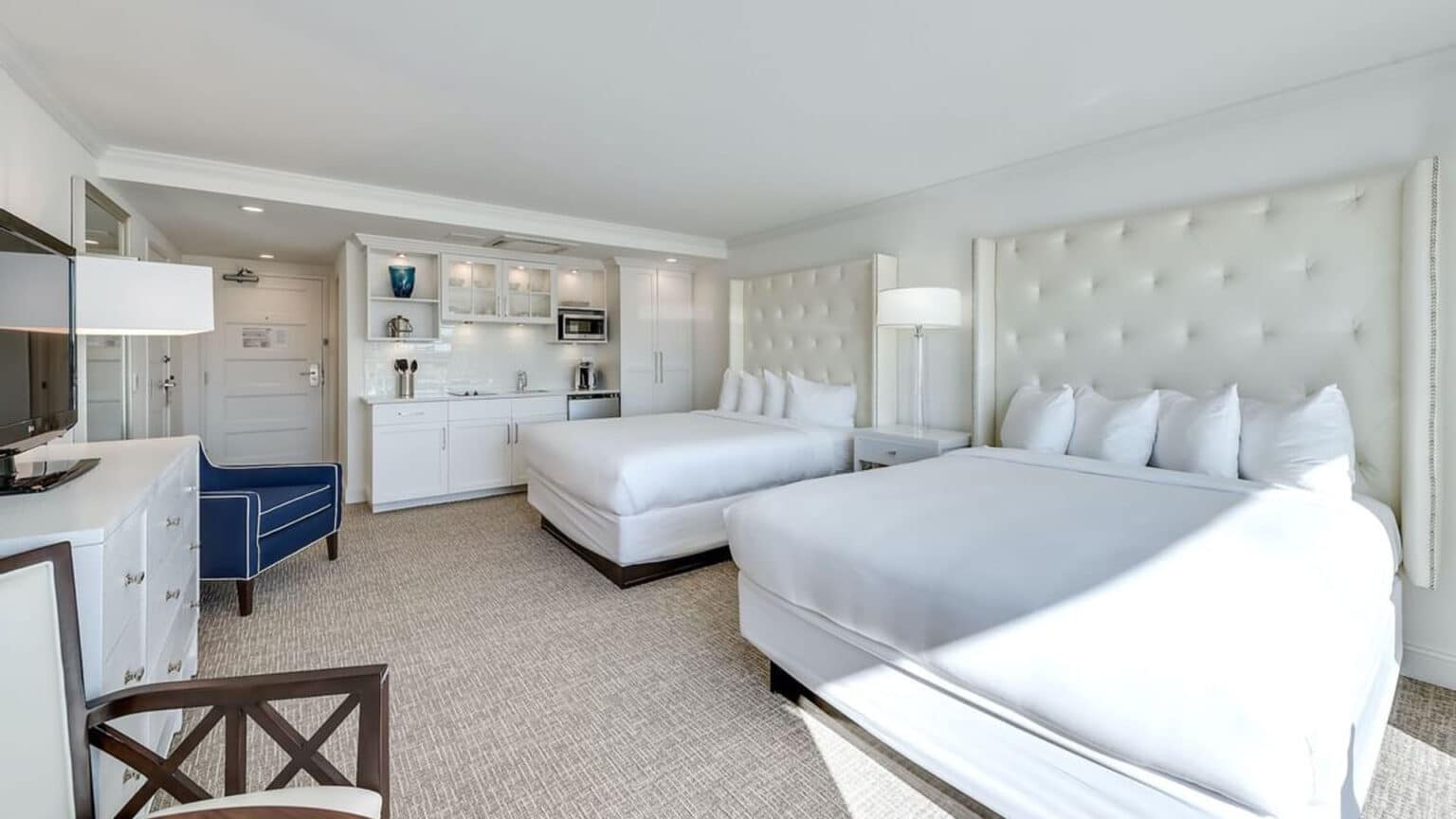 Premium poolside queen studio