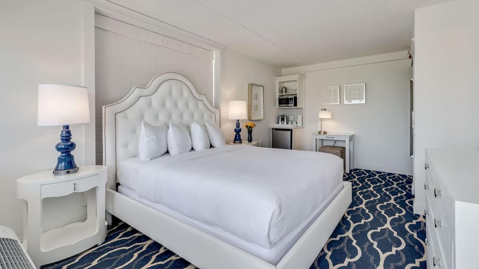 ICONA Cape May classic hotel room queen bed