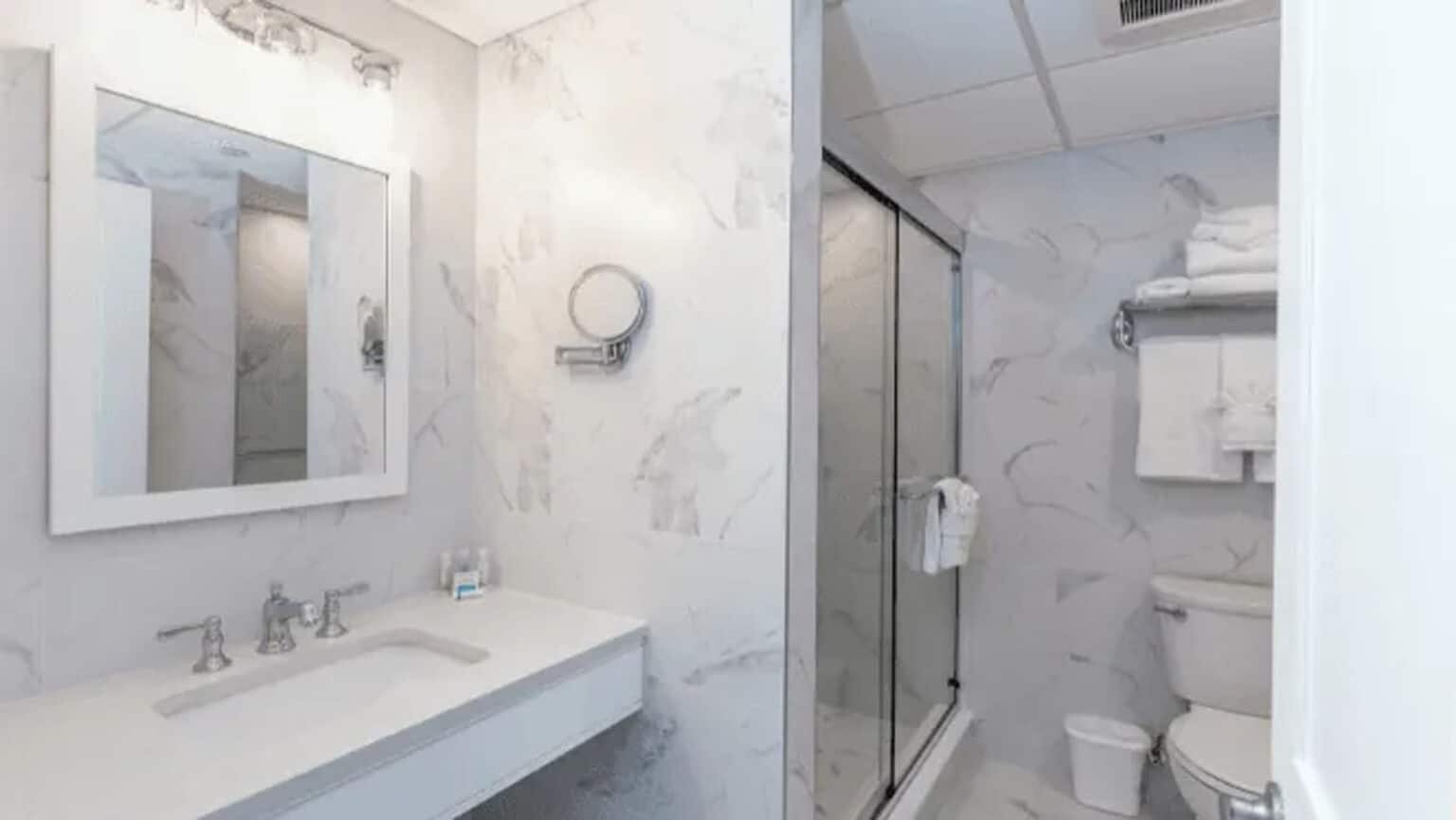 ICONA Windrift classic queen hotel room bathroom