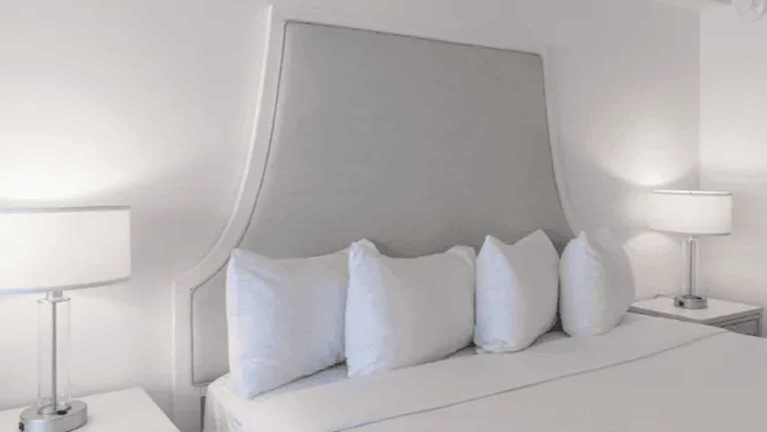 ICONA Windrift signature king studio hotel room pillows