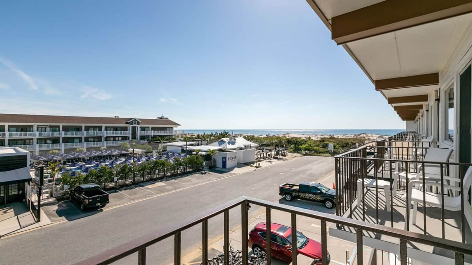 ICONA Windrift classic queen hotel room balcony view