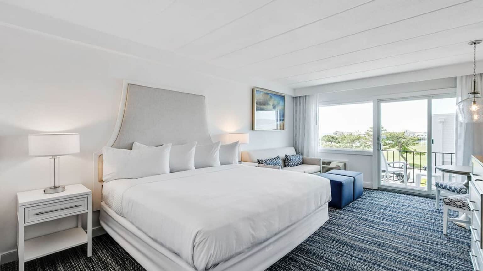 ICONA Windrift signature king hotel room bed